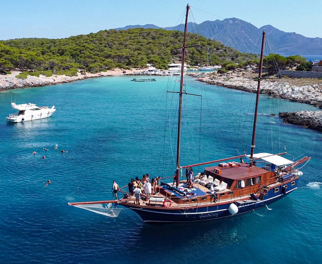 BestCruise - snorkel in crystal clear waters of Aponisos